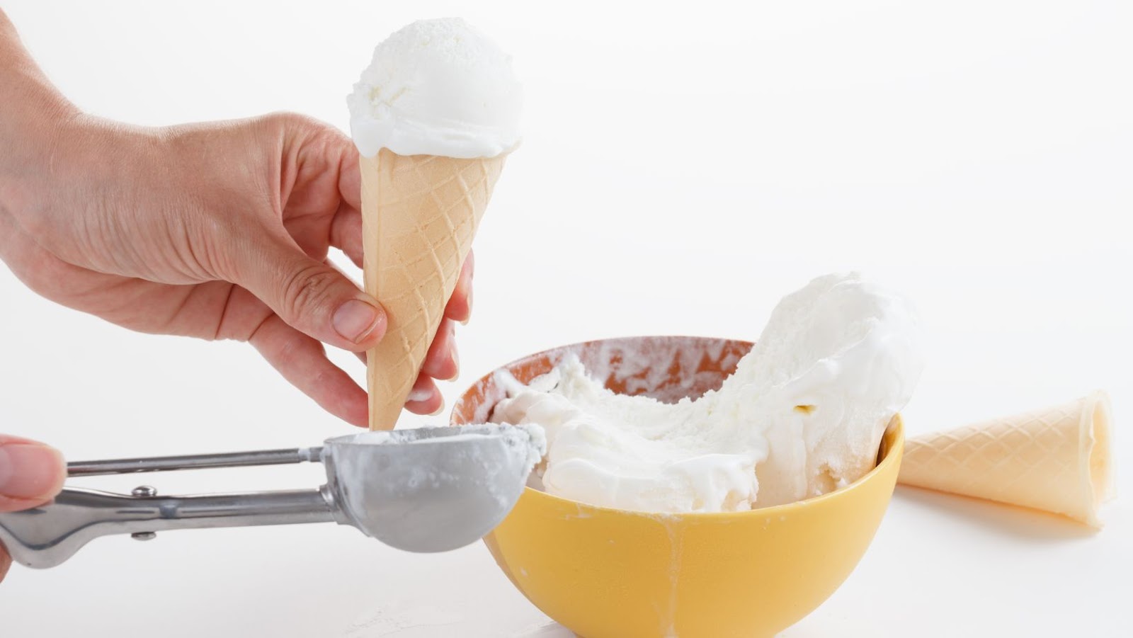 Making the Ice Cream Balls With Spoon